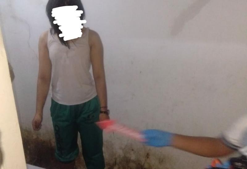 M, saat ditemukan tergantung di Kontrakannya.