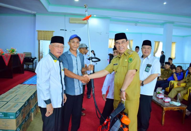 Bupati RL saat menyerahkan bantuan alat usaha produktif.