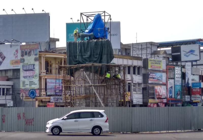 Monumen Fatmawati yang telah dipasang di tugu Simpang Lima Ratu Samban.
