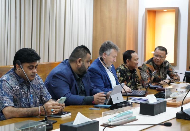 Gubernur Rohidin saat rapat bersama Menhub dan Pengusaha Australia.