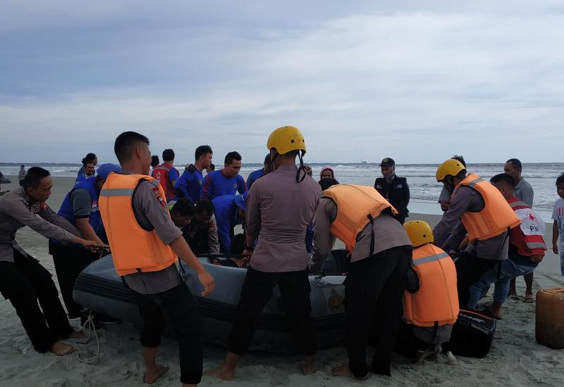 Tim gabungan saat hendak turun ke laut mencari Arif.
