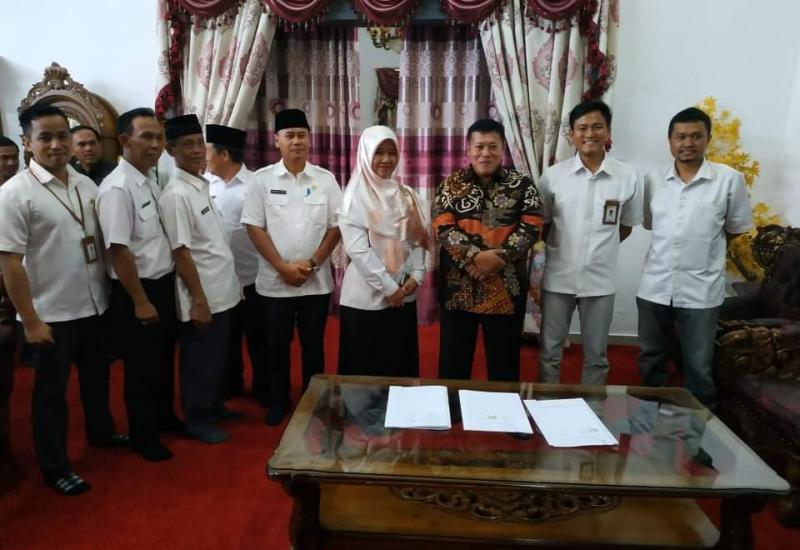 Sesi foto bersama usai penandatanganan MoU.