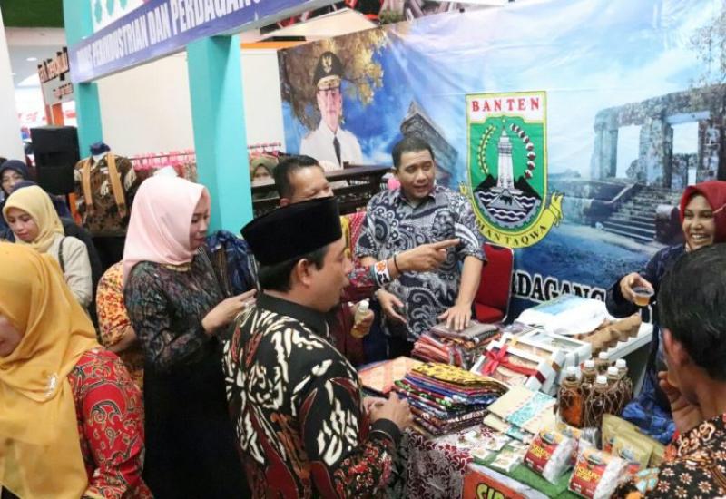 Wawali Dedy Wahyudi Bersama Kadiskop UMKM Eddyson saat meninjau stand pameran. Doc : MC Kota Bengkulu
