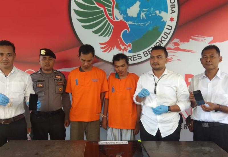 Firtin dan Robin tak bisa lagi berkutik setelah diamankan Polisi.