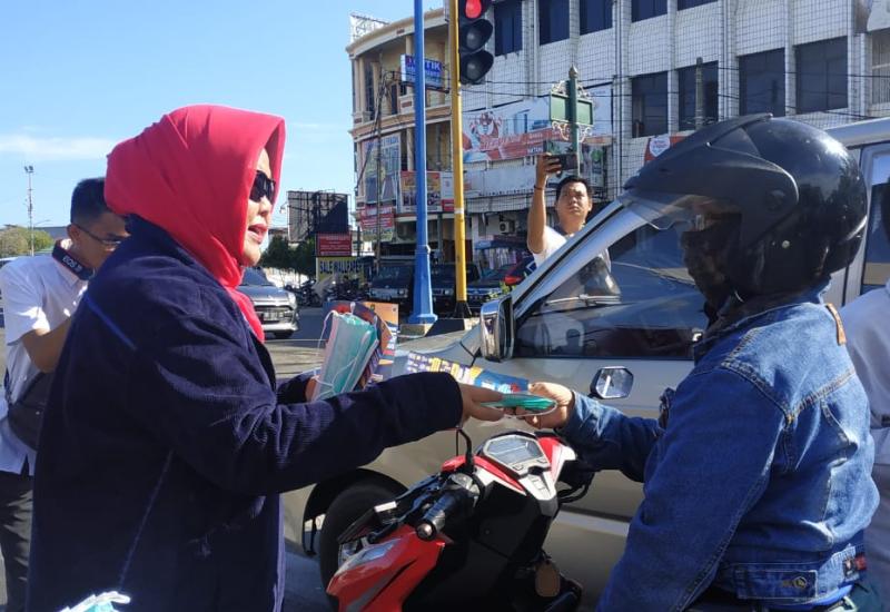 Kepala Dinkes Kota Bengkulu saat membagikan masker kapada pengendara.