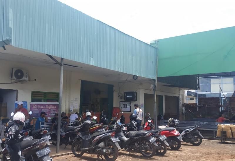 Tampak loket PO Putra Rafflesia sepi penumpang.