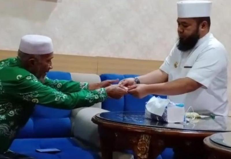 Walikota Helmi saat menyerahkan gajinya.