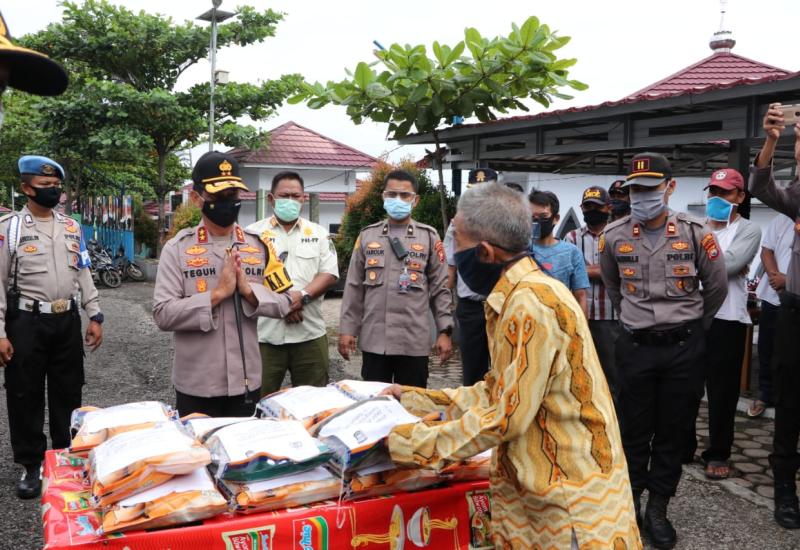Bantu Warga Terdampak Covid-19, Kapolda Salurkan 25 Ton Beras