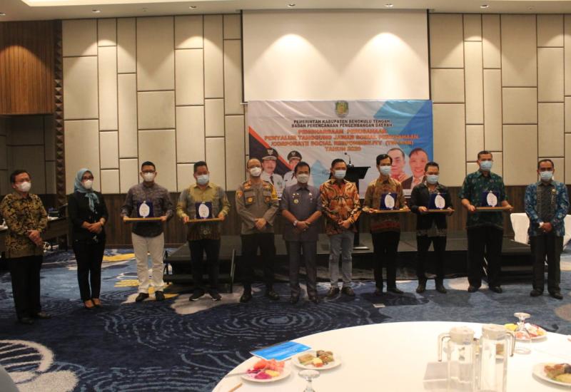 Salurkan Tanggung Jawab Sosial, Pemkab Benteng Beri Penghargaan ke 15 Perusahaan