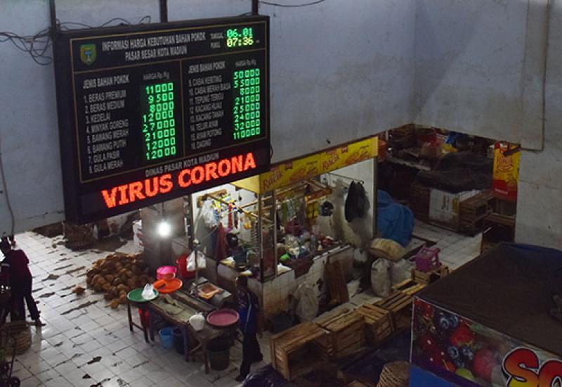 Aktivitas jual beli di Pasar Besar Kota Madiun, Jawa Timur, Rabu (6/1/2021). - (antarafoto)
