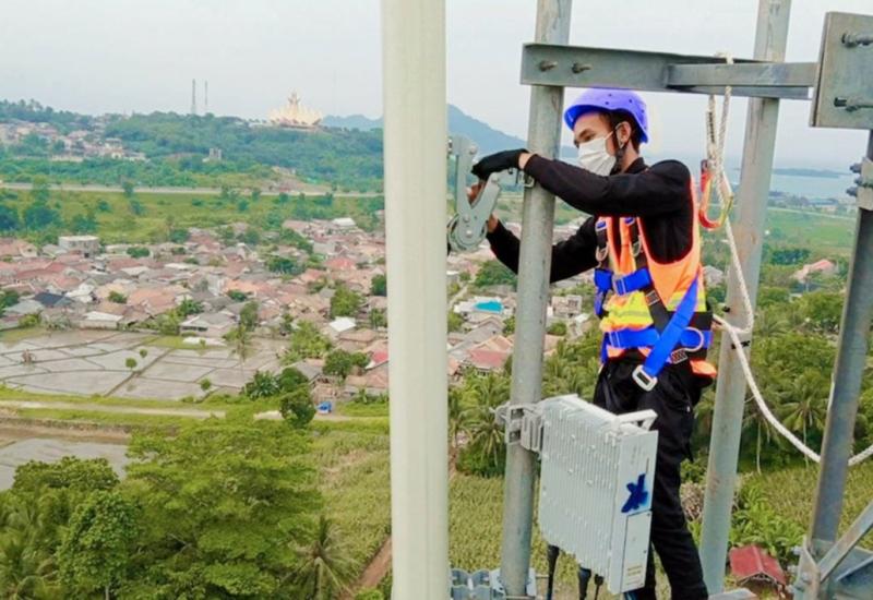 Laba bersih Rp 395 milliar - Pendapatan tumbuh 8% QoQ - EBITDA Margin 50% - Kontribusi pendapatan data mencapai 94% terhadap total pendapatan layanan - Penetrasi smartphone mencapai 91% - Trafik layanan semester pertama meningkat 33% YoY - Jumlah total BTS 156 ribu BTS 4G di atas 65 ribu