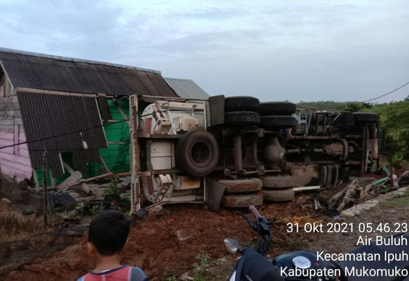 truk solar terguling