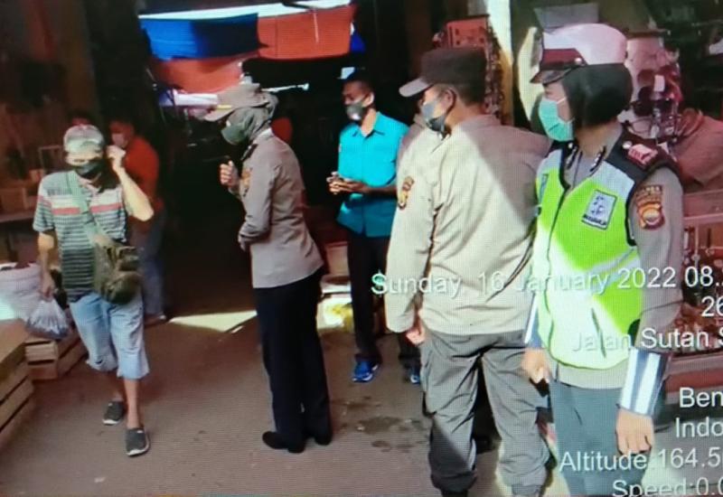 Keliling Pasar, Tim KRYD Polres BU Binluh Harkamtibmas dan Prokes