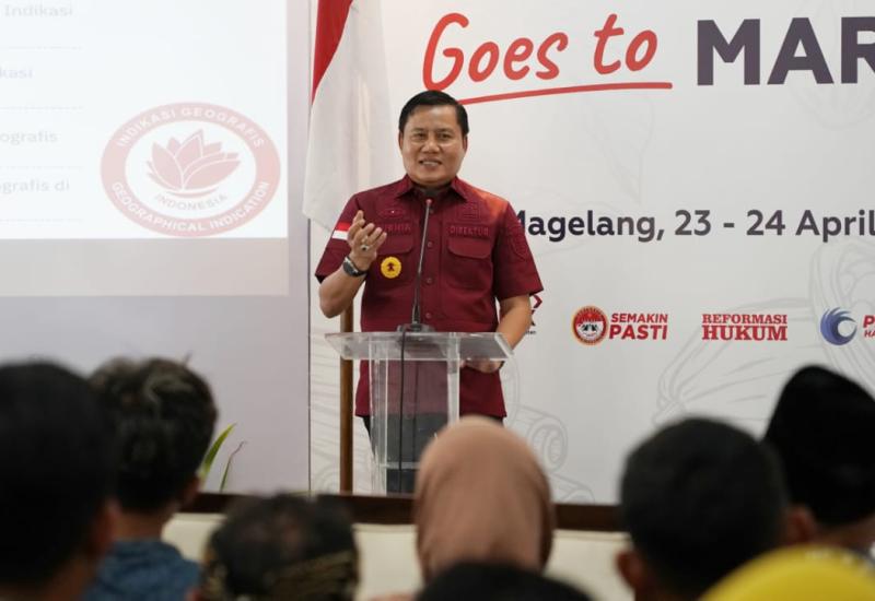 Magelang - Direktur Merek dan Indikasi Geografis, Kurniaman Telaumbanua membuka rangkaian kegiatan Geographical Indication Goes to Marketplace yang menjadi program unggulan Direktorat Jenderal Kekayaan Intelektual (DJKI) Kementerian Hukum dan HAM di tahun 2024.   Kegiatan ini merupakan kolaborasi antara DJKI dengan Tokopedia sebagai wujud implementasi kerja sama yang telah terjalin antara kedua belah pihak. Kali ini kerja sama tersebut untuk memperkuat pengembangan produk Indikasi Geografis (IG) Indonesia d