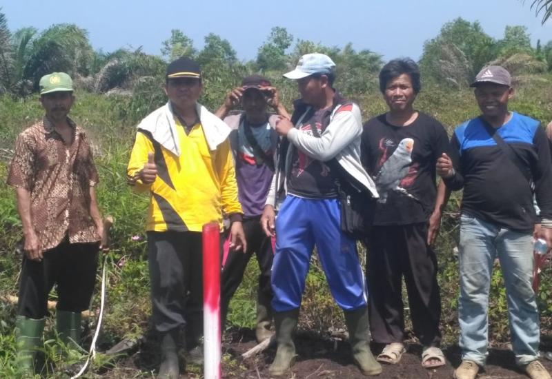 Perangkat dan masyarakat Desa Rawa Mulya Kabupaten Mukomuko memasang patok tapal batas di empat penjuru Desa