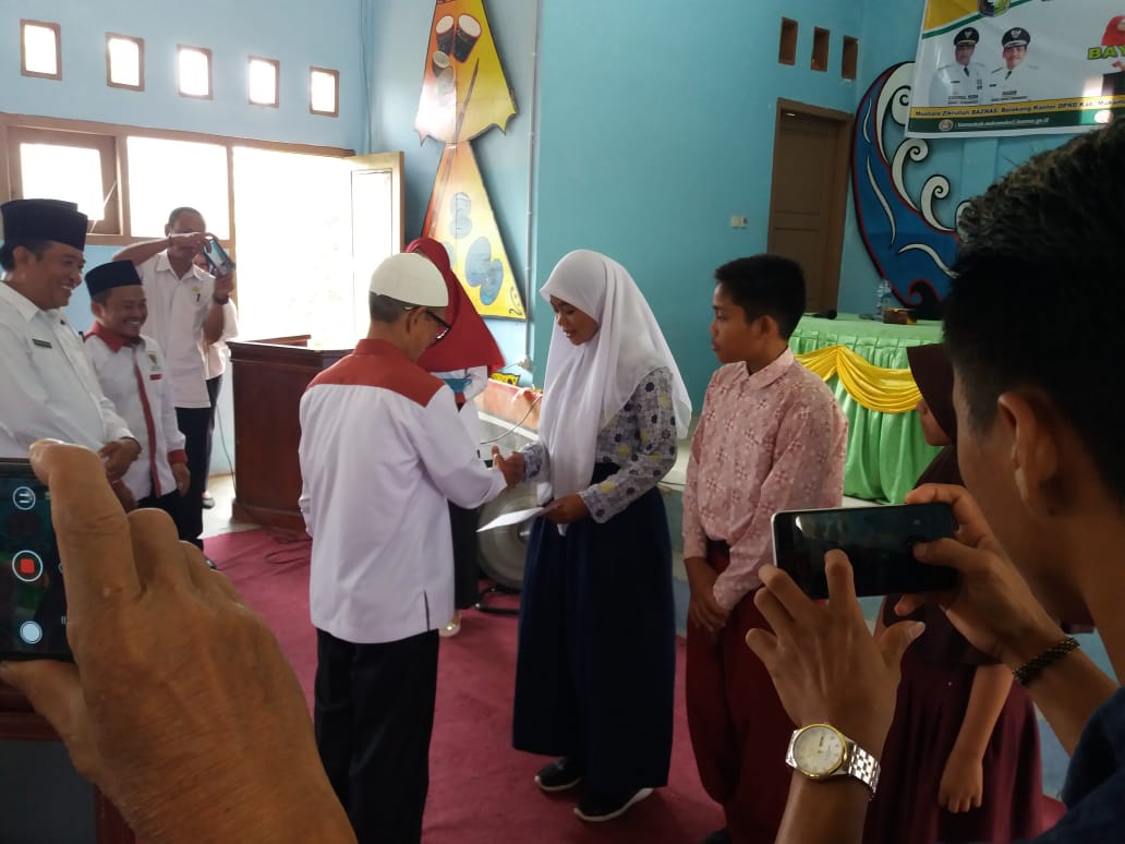 Penyaluran bantuan dana zakat kepada siswa-siswi kurang mampu di Mukomuko