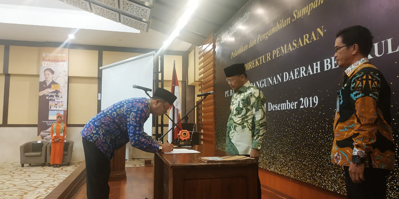 Penandatanganan Berita Acara Pelantikan Direktur Pemasaran Bank Bengkulu.
