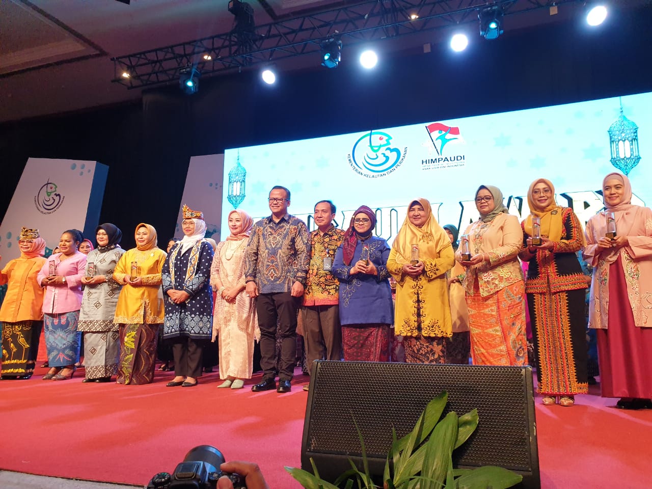 Bunda PAUD saat foto bersama peraih penghargaan lainnya.