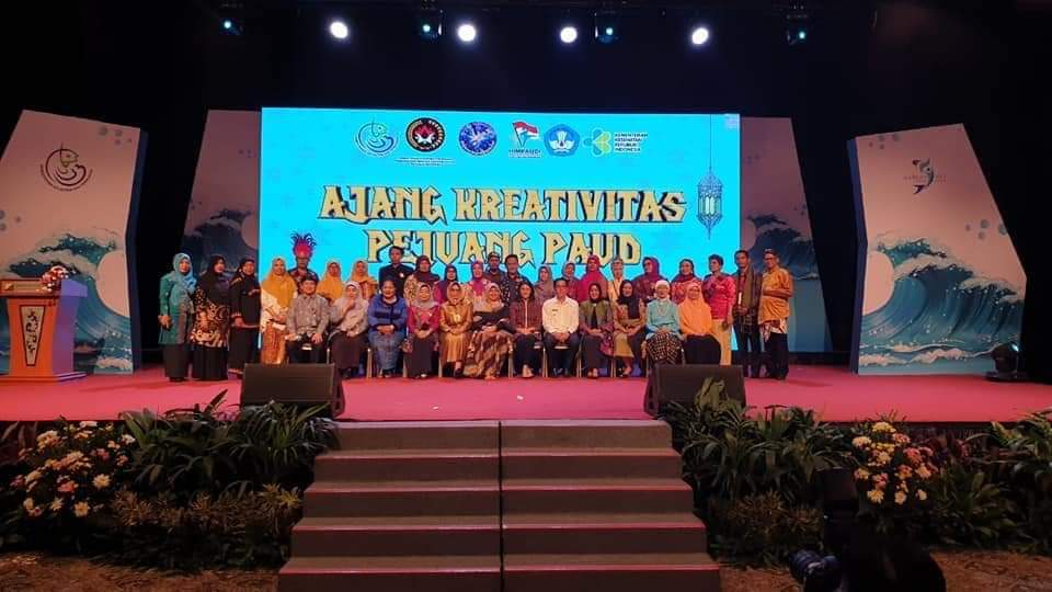 Istri Bupati BS saat foto bersama.