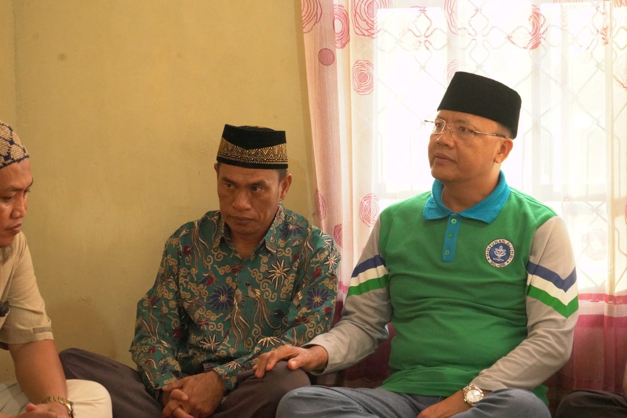 Gubernur Rohidin saat menyambangi rumah keluarga Almh Wina Mardiani.