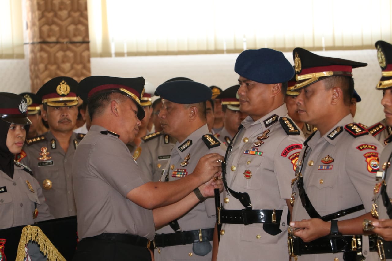 Kapolda Bengkulu Irjrn Pol Supratman sat menyematkan pin prajurit.