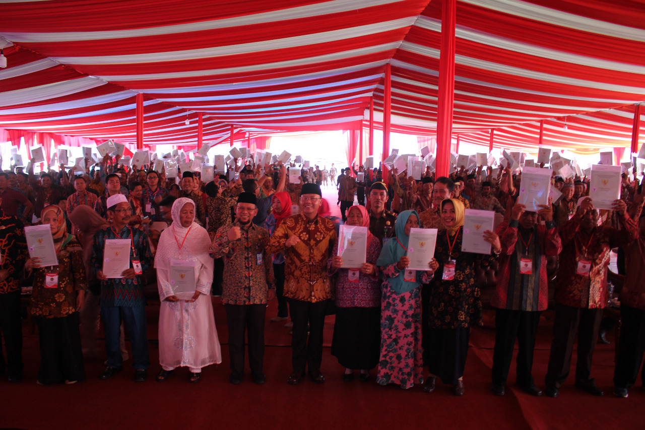 Gubernur Bengkulu Rohidin Mersyah bersama masyarakat Kampung Nelayan usai pembagian sertifikat.