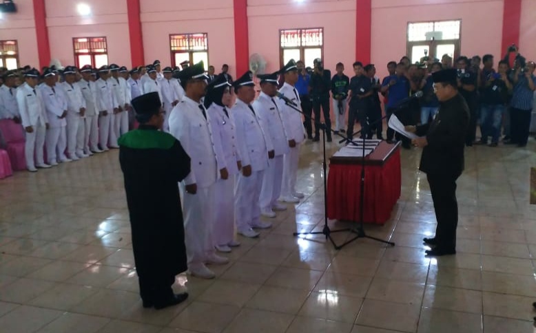 Momen Pelantikan 79 Kepala Desa di Seluma.