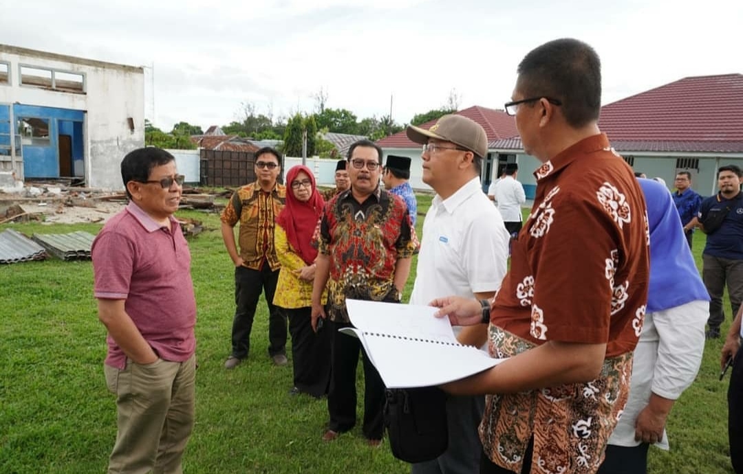 Gubernur Rohidin saat meninjau lokasi pembangunan Rumah Sakit Pendidikan UNIB.