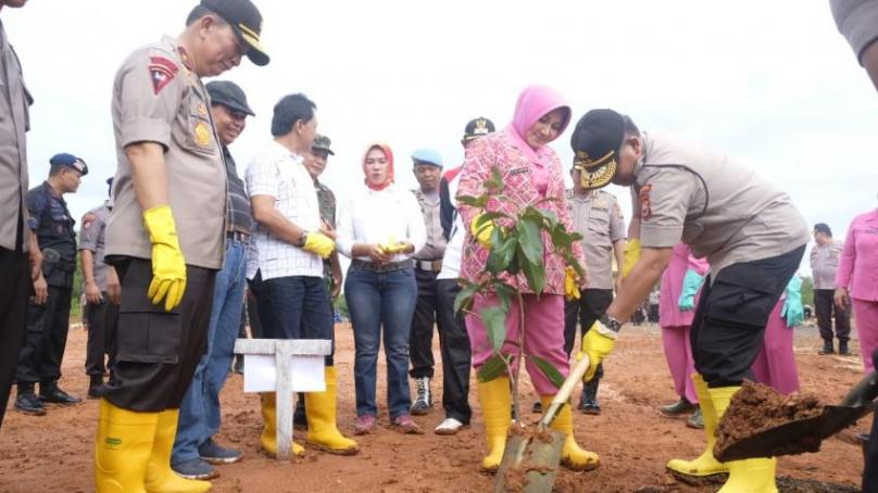 Kapolda beserta isteri saat menanam pohon di pekarangan Mapolres Benteng.