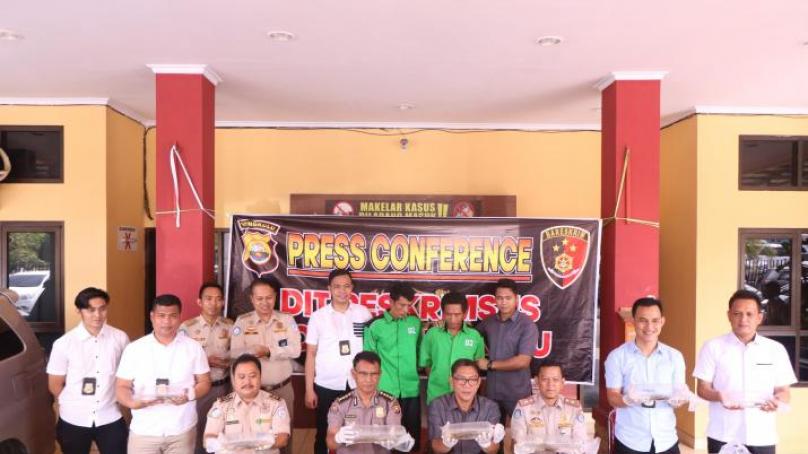 Pers rilis pengungkapan penyelundupan bibit lobster oleh Ditreskrimsus Polda Bengkulu.