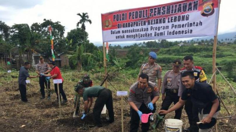 Kapolres RL beserta jajaran saat menenem pohon.