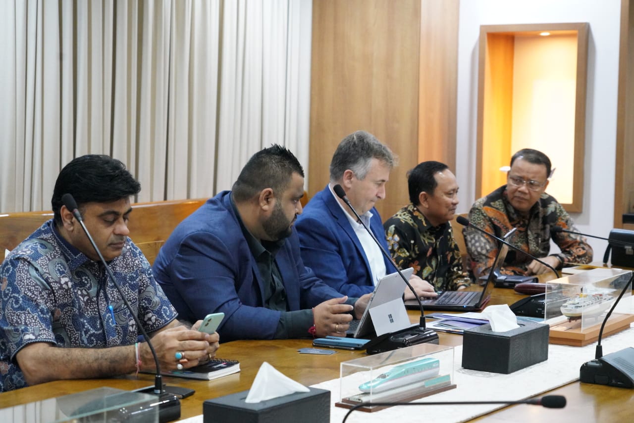 Gubernur Rohidin saat rapat bersama Menhub dan Pengusaha Australia.