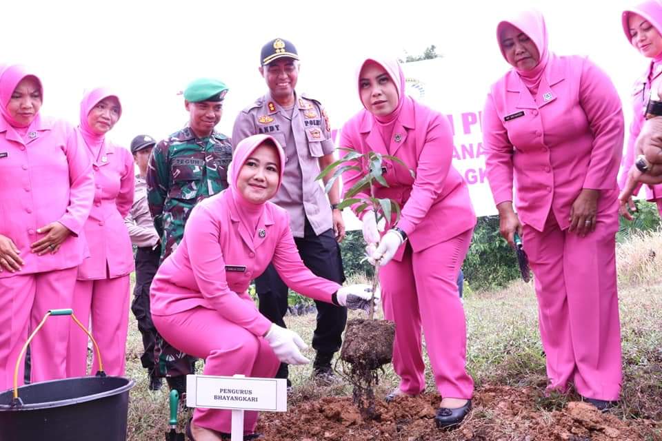Kapolres Mukomuko beserta Bhayangkari saat menanam pohon.