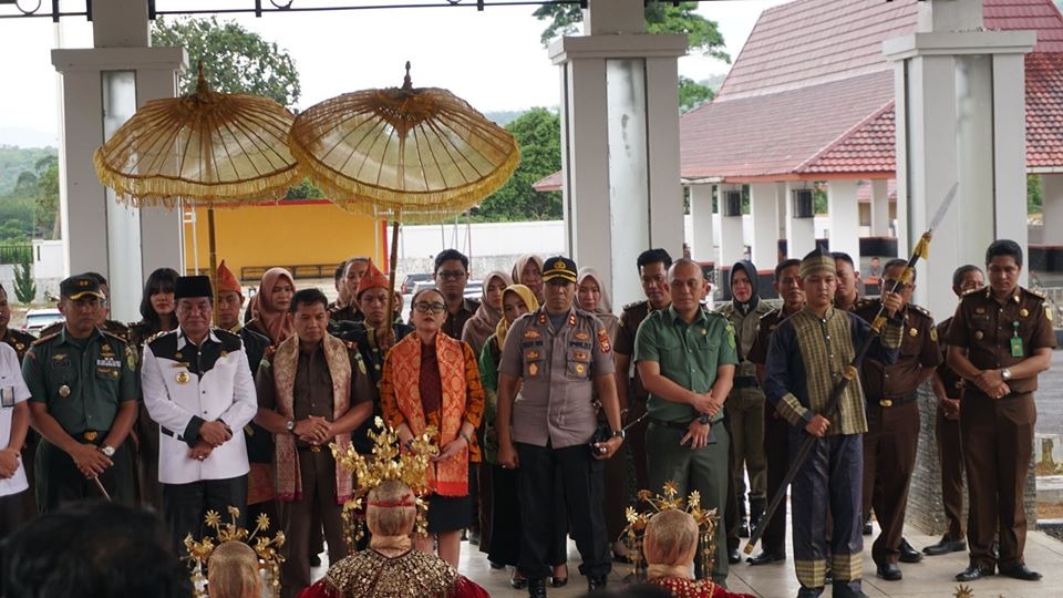 Kedatangan Kajari disambut dengan tarian.