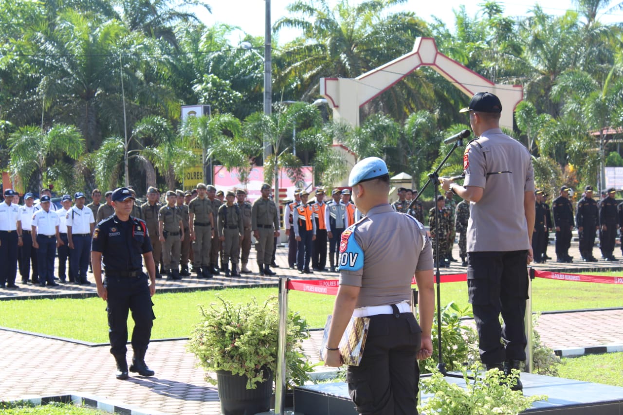 HUT Satpam ke-39, Kapolres Mukomuko AKBP Andy Arisandi bertindak sebagai Inspektur upacara.