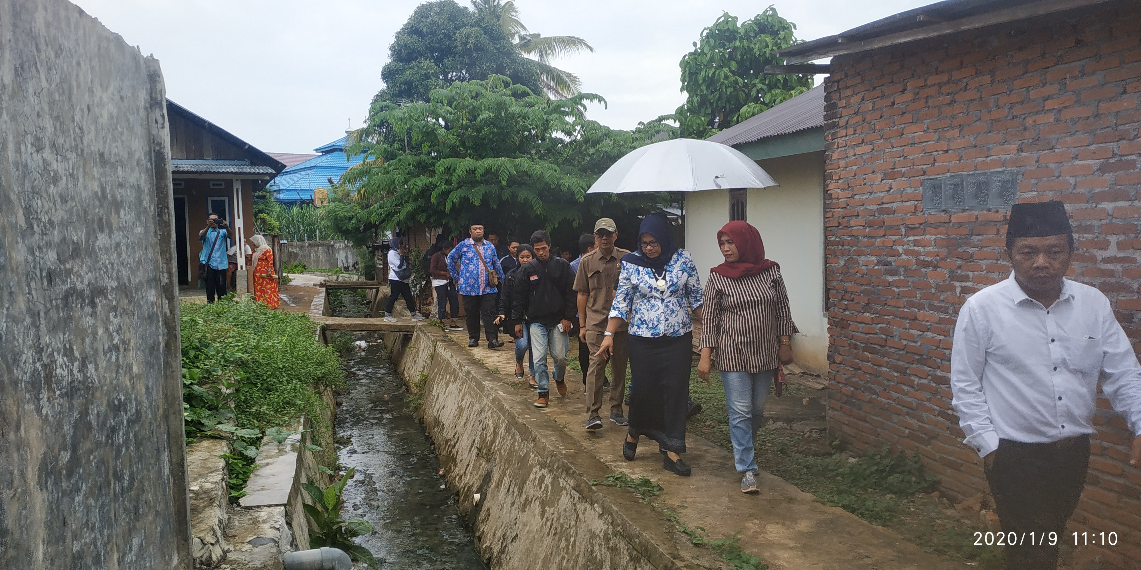 Anggota Komisi II DPRD Kota Bengkulu saat sidak lokasi permukiman kumuh di Kelurahan Padang Jati.