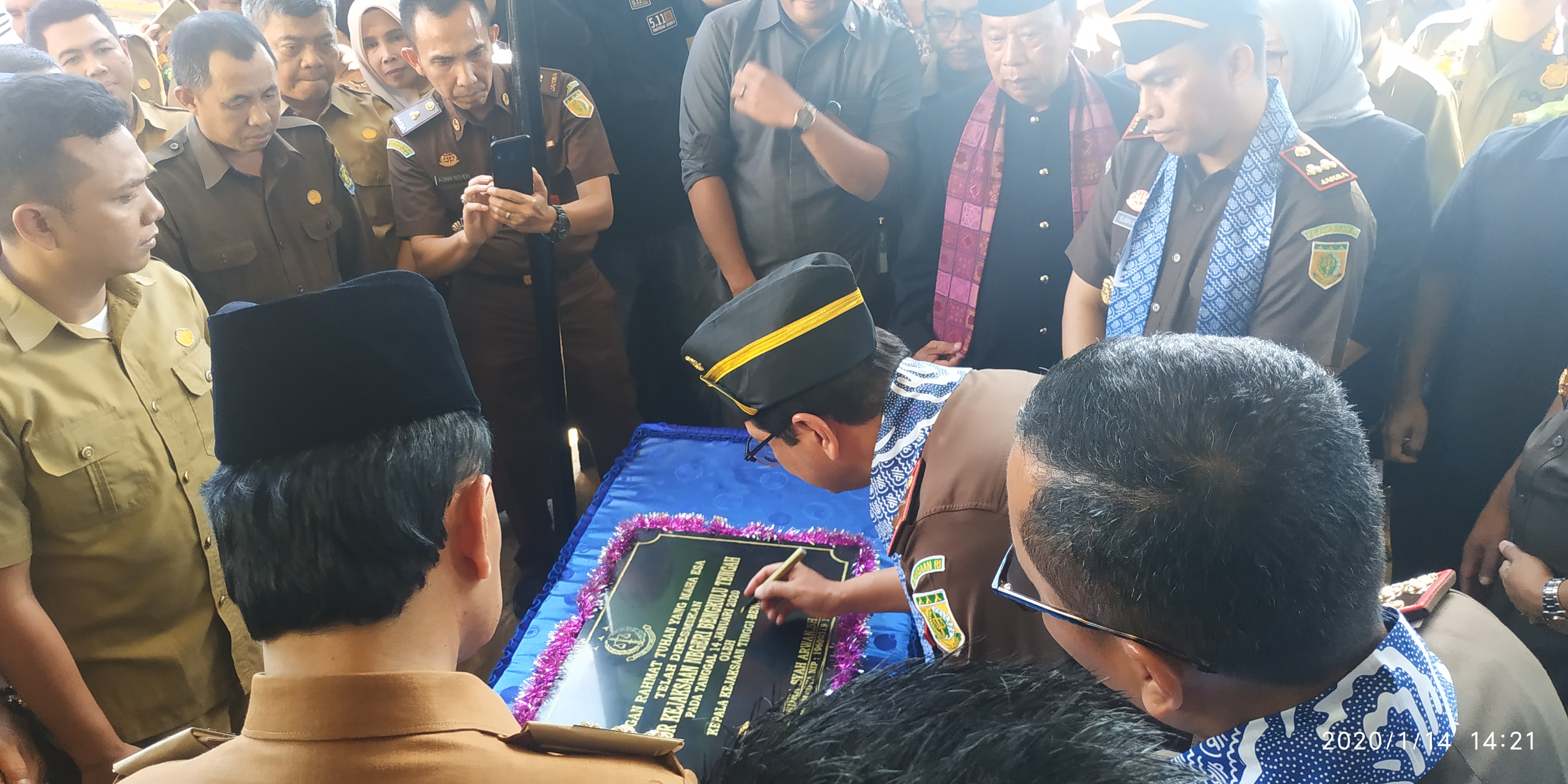 Penandatanganan Prasasti oleh Kajati Bengkulu.