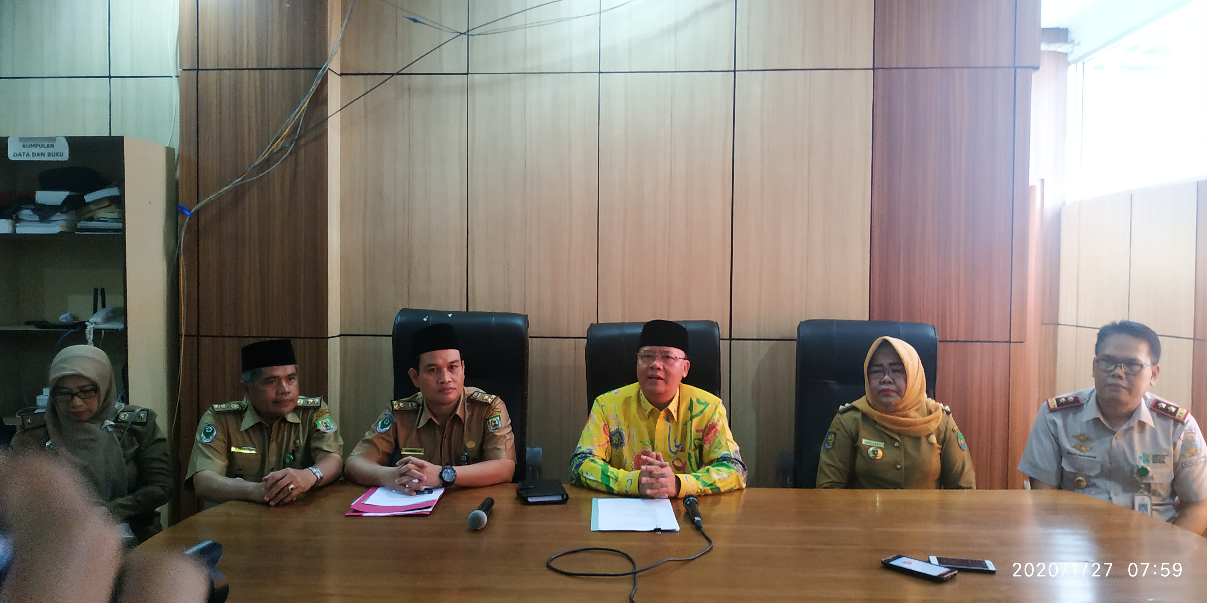 Gubernur beserta Kadinkes Provinsi dan Kota, serta beberapa pihak terkait.