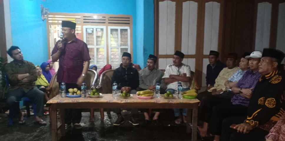 Gubernur Rohidin saat bertemu dengan masyarakat desa.