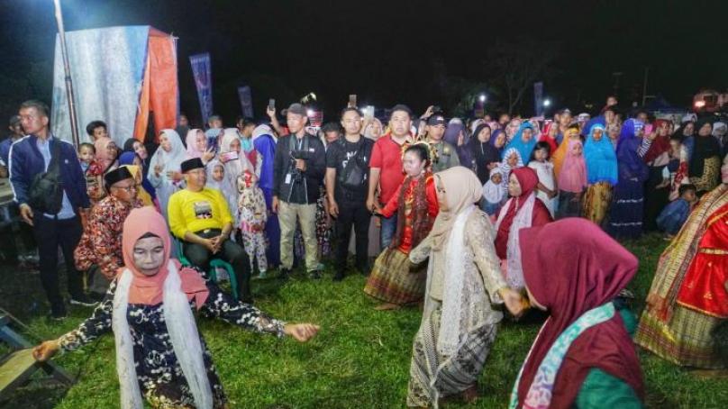Gubernur Rohidin saat menyaksikan tarian Gadai.