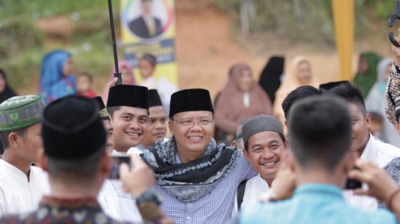 Gubernur Rohidin saat menghadiri tabligh akbar di Desa Air Rami.
