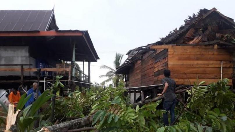 Kondisi rumah warga yang rusak akibat angin puting beliung.