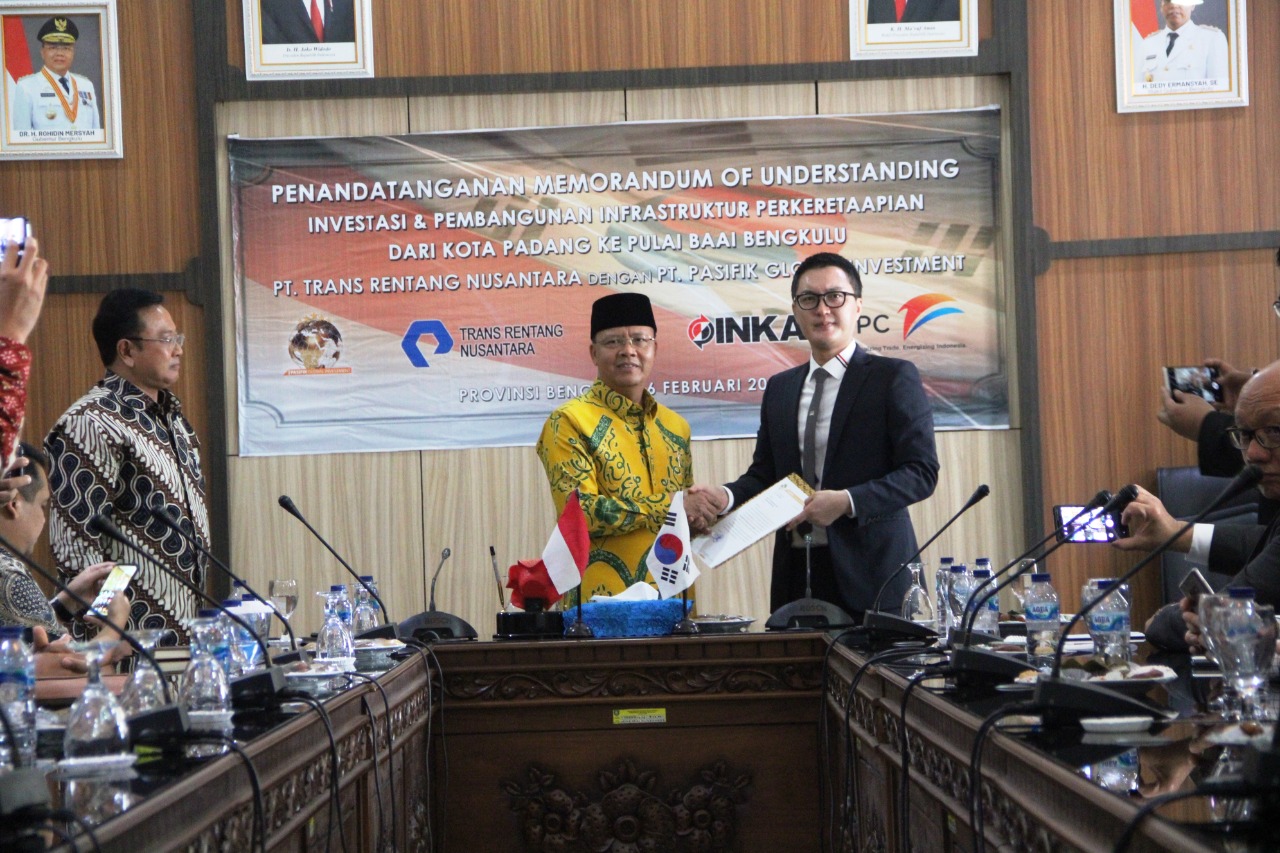 Penandatanganan MoU antara Pemprov Bengkulu dengan investor.