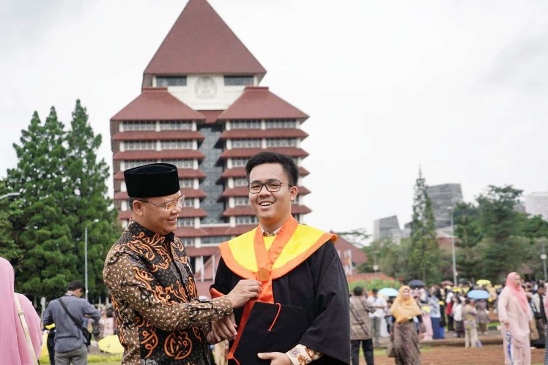Gubernur Rohidin bersama putra sulungnya.