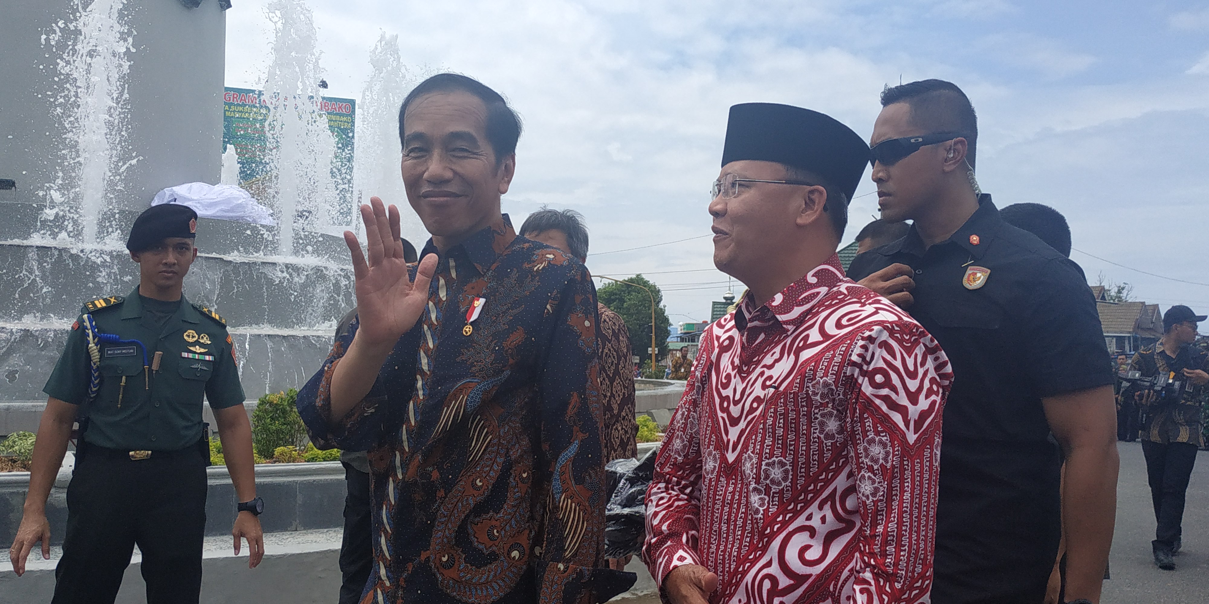 Presiden Joko Widodo bersama Gubernur Bengkulu Rohidin Mersyah.