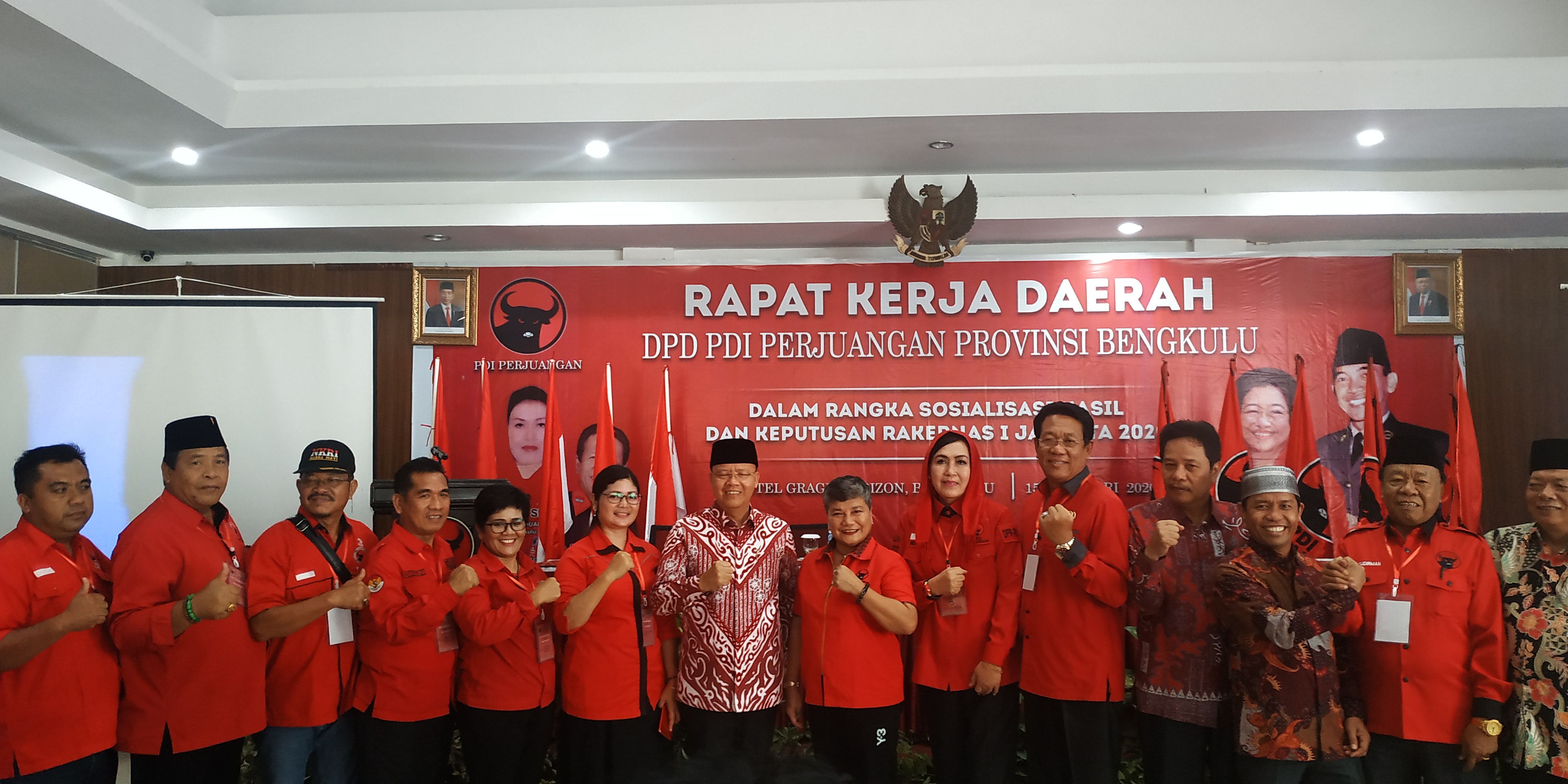 Pengurus PDIP saat berfoto bersama Gubernur Bengkulu Rohidin Mersyah.
