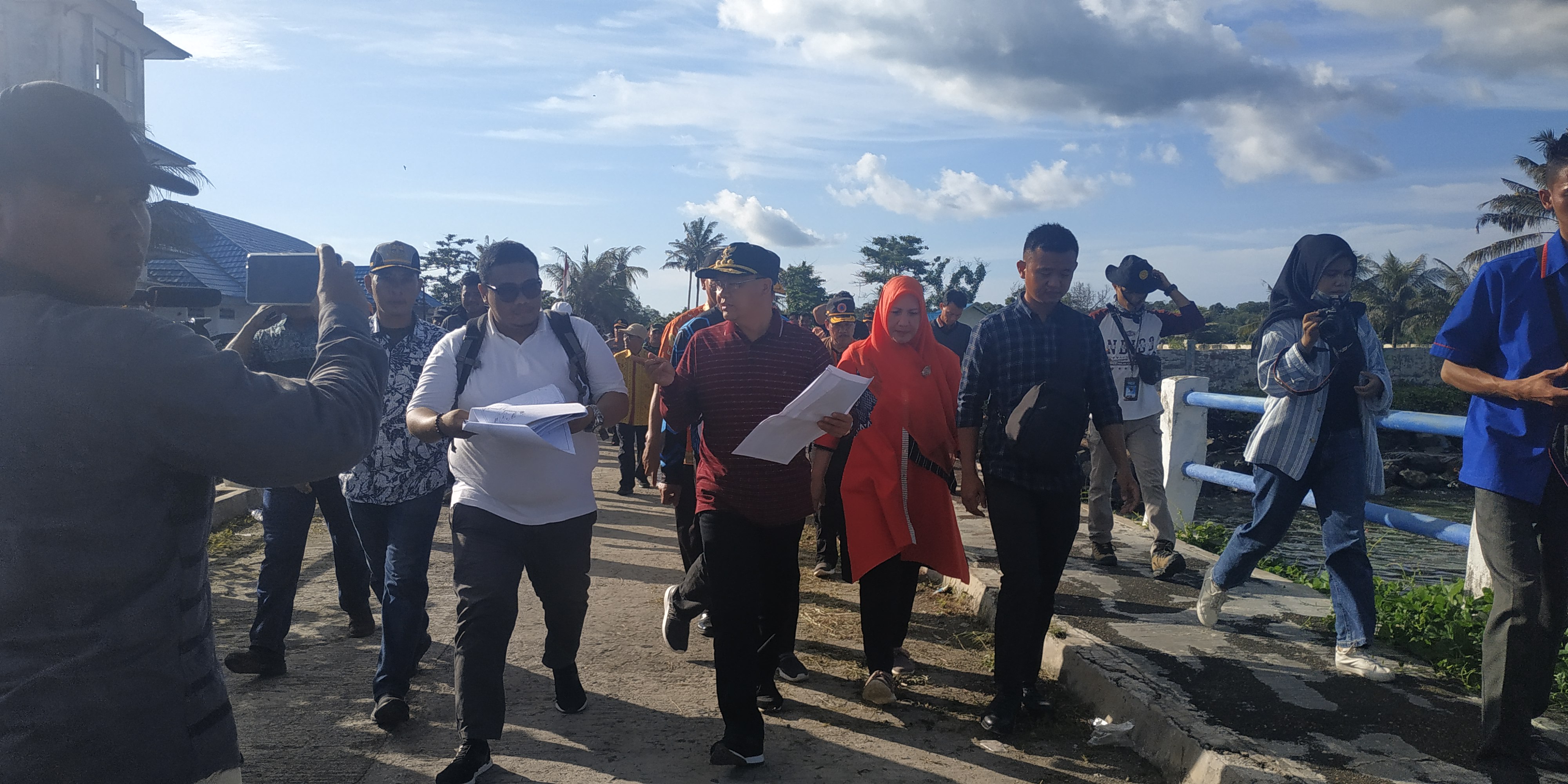 Gubernur Rohidin saat meninjau Pelabuhan Kahyapu.