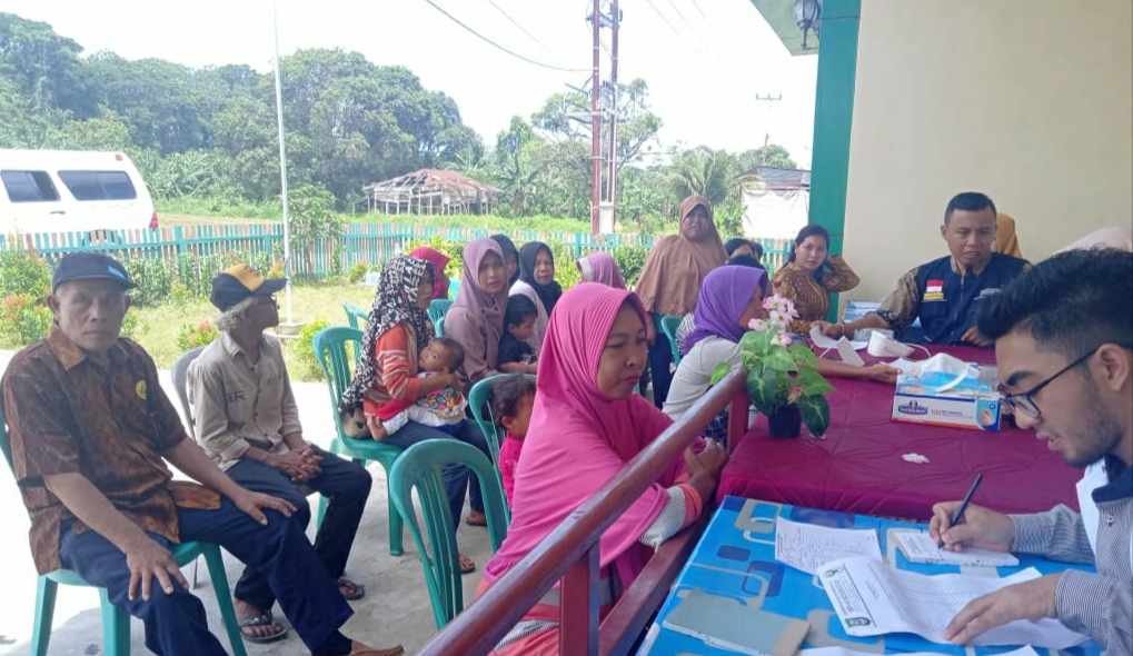 Salah satu warga yang merasa senang ada pemeriksaan kesehatan gratis.