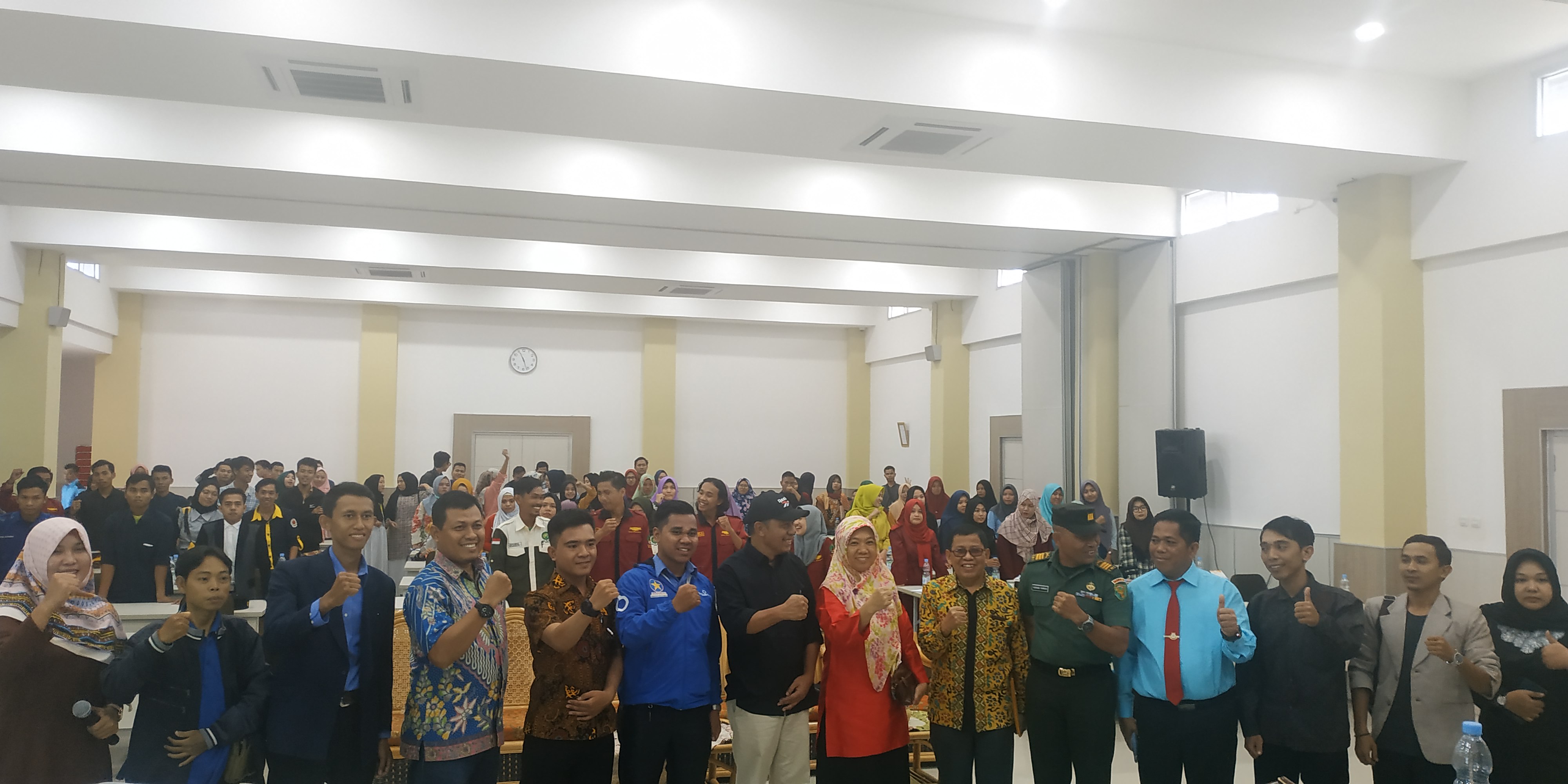 Seminar dan Dialog Publik mengenai Pro Kontra Omnibus Law.