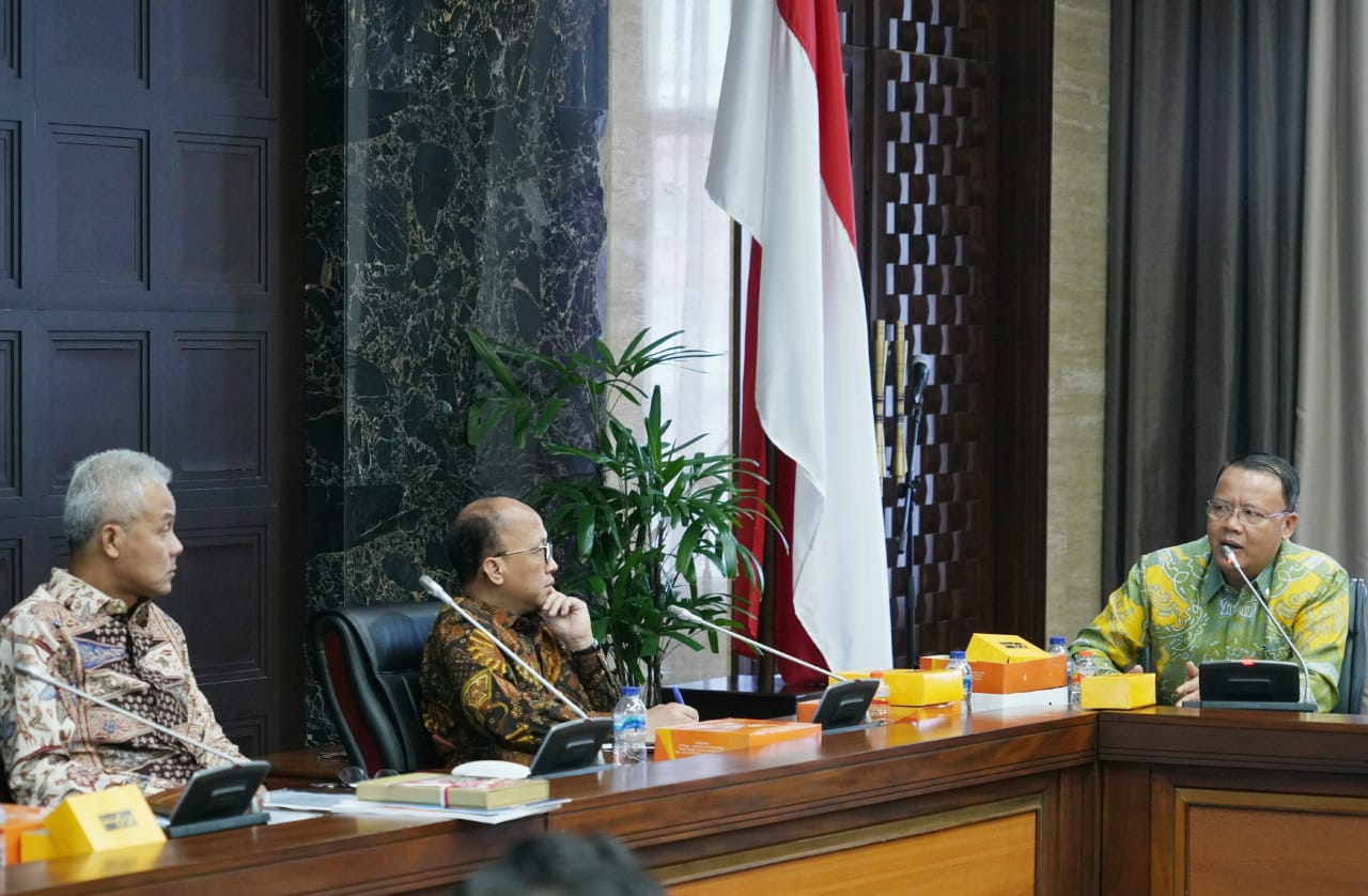 Gubernur Rohidin saat menyampaikan gagasannya.